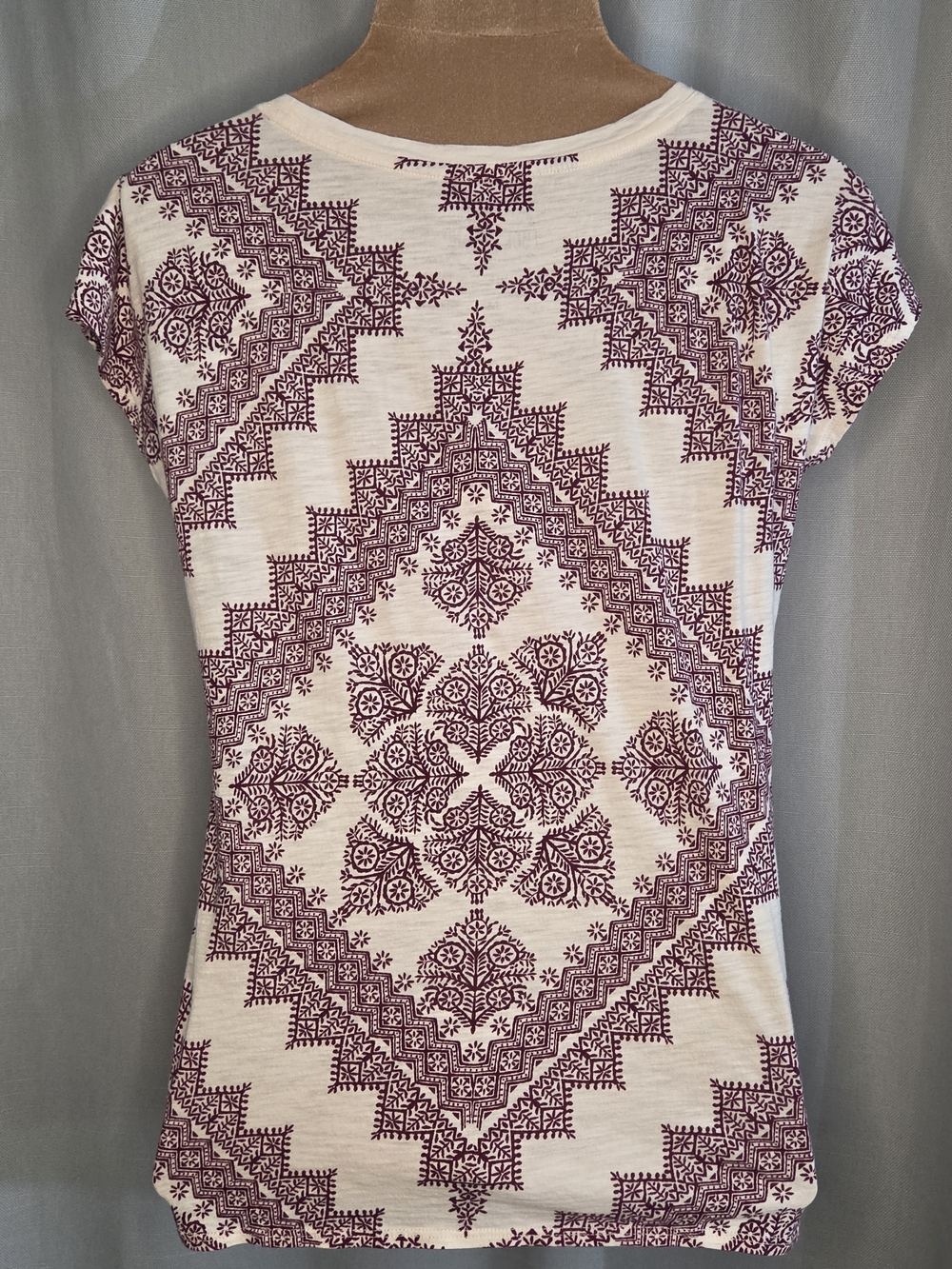 Lucky Brand Women’s Cream Tee with Burgundy Mosaic Print Size Medium - Picture 2 of 9